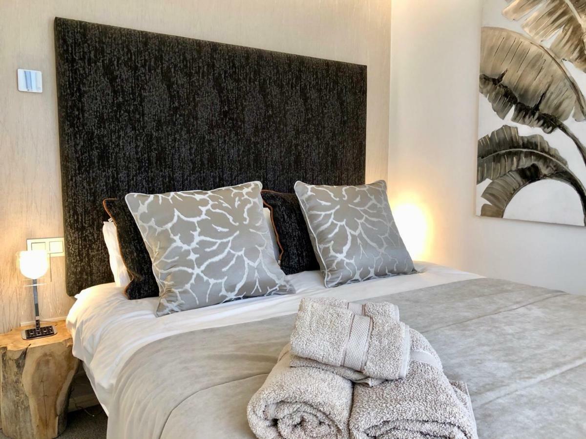 Luxury Apartment In La Isla, Walking Distance To Puerto Banus Marbella Exterior photo
